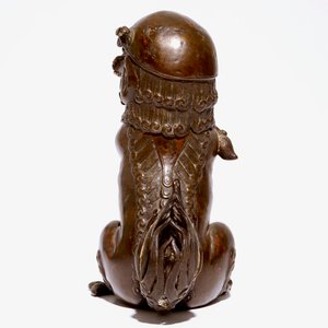 Un brûle-parfum en forme d'un lion bouddhiste en bronze partiellement laqué, Chine, Ming — photo 5