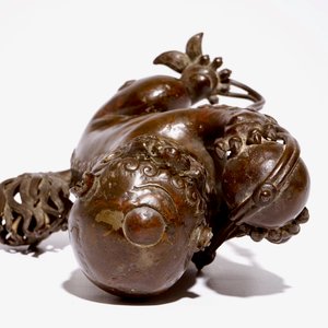 Un brûle-parfum en forme d'un lion bouddhiste en bronze partiellement laqué, Chine, Ming — photo 6