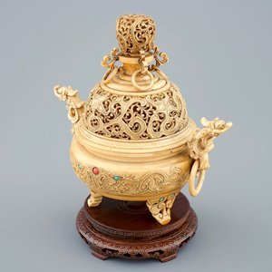 Un brûle-parfum en ivoire sculpté sur socle en bois, Chine, 19ème — photo 1