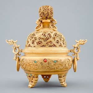 Un brûle-parfum en ivoire sculpté sur socle en bois, Chine, 19ème — photo 2