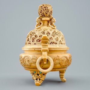 Un brûle-parfum en ivoire sculpté sur socle en bois, Chine, 19ème — photo 5