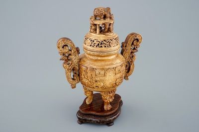 Un brûle-parfum en ivoire sculpté sur socle en bois, Chine, 19ème
