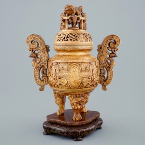 Un brûle-parfum en ivoire sculpté sur socle en bois, Chine, 19ème — photo 2