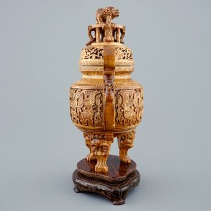 Un brûle-parfum en ivoire sculpté sur socle en bois, Chine, 19ème — photo 3
