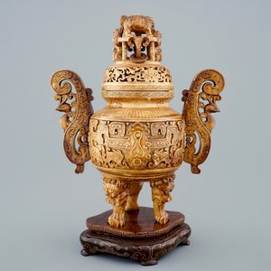 Un brûle-parfum en ivoire sculpté sur socle en bois, Chine, 19ème — photo 4