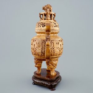 Un brûle-parfum en ivoire sculpté sur socle en bois, Chine, 19ème — photo 5