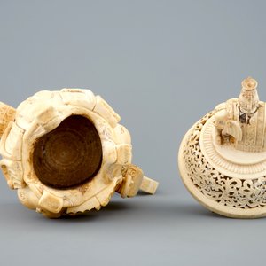 Un brûle-parfum en ivoire sculpté sur socle en bois, Chine, vers 1900 — photo 6