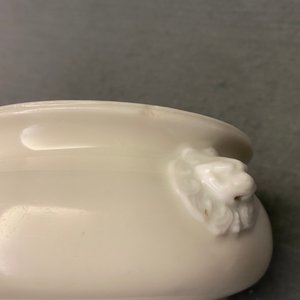 Un brûle-parfum en porcelaine blanc de Chine à inscription, Kangxi — photo 12