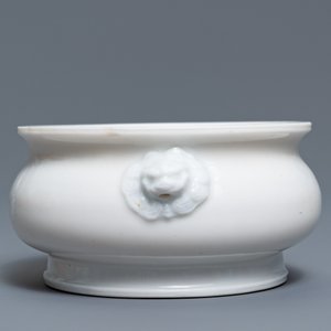 Un brûle-parfum en porcelaine blanc de Chine à inscription, Kangxi — photo 3