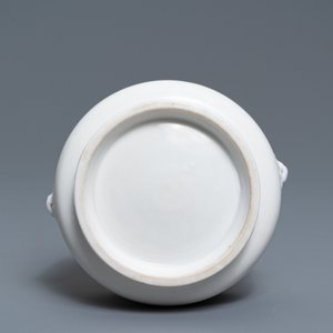 Un brûle-parfum en porcelaine blanc de Chine à inscription, Kangxi — photo 7