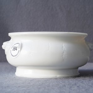 Un brûle-parfum en porcelaine blanc de Chine à inscription, Kangxi — photo 8