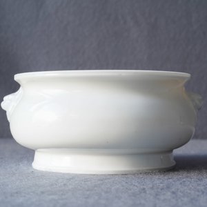 Un brûle-parfum en porcelaine blanc de Chine à inscription, Kangxi — photo 9