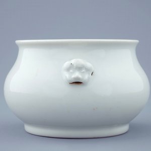 Un brûle-parfum en porcelaine blanc de Chine aux têtes de lions, 18/19ème — photo 3