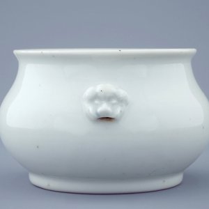 Un brûle-parfum en porcelaine blanc de Chine aux têtes de lions, 18/19ème — photo 4