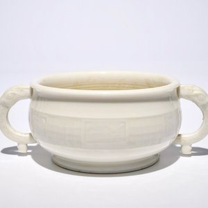 Un brûle-parfum en porcelaine blanc de Chine de Dehua à décor appliqué et gravé, 19ème — photo 1