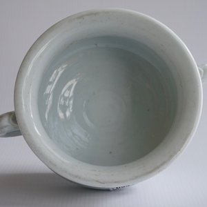Un brûle-parfum en porcelaine blanc de Chine de Dehua à décor appliqué et gravé, Kangxi — photo 6