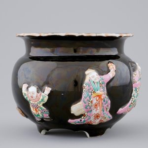 Un brûle-parfum en porcelaine de Chine à décor famille rose sur fond noir, 19/20ème — photo 3