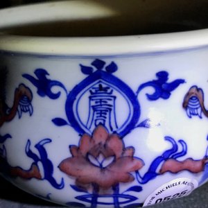 Un brûle-parfum en porcelaine de Chine bleu, blanc et rouge à décor de dragons, Kangxi — photo 17