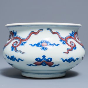 Un brûle-parfum en porcelaine de Chine bleu, blanc et rouge à décor de dragons, Kangxi — photo 3