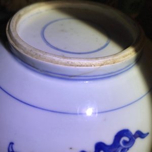 Un brûle-parfum en porcelaine de Chine bleu, blanc et rouge à décor de dragons, Kangxi — photo 10