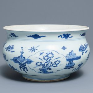 Un brûle-parfum en porcelaine de Chine bleu et blanc à décor d'antiquités, Kangxi — photo 1