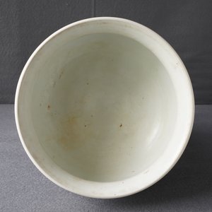 Un brûle-parfum en porcelaine de Chine bleu et blanc à décor d'antiquités, Kangxi — photo 11