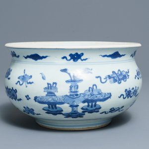 Un brûle-parfum en porcelaine de Chine bleu et blanc à décor d'antiquités, Kangxi — photo 2