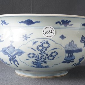 Un brûle-parfum en porcelaine de Chine bleu et blanc à décor d'antiquités, Kangxi — photo 7