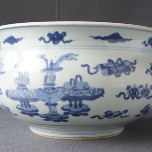 Un brûle-parfum en porcelaine de Chine bleu et blanc à décor d'antiquités, Kangxi — photo 8