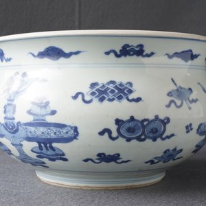 Un brûle-parfum en porcelaine de Chine bleu et blanc à décor d'antiquités, Kangxi — photo 9
