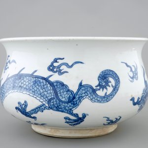 Un brûle-parfum en porcelaine de Chine bleu et blanc à décor de dragons, Kangxi — photo 4