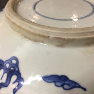 Un brûle-parfum en porcelaine de Chine bleu et blanc à décor de dragons, Kangxi — photo 8