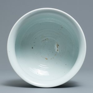 Un brûle-parfum en porcelaine de Chine bleu et blanc à décor de figures dans un paysage, Kangxi — photo 5