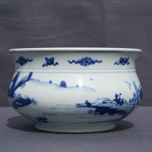 Un brûle-parfum en porcelaine de Chine bleu et blanc à décor de figures dans un paysage, Kangxi — photo 9
