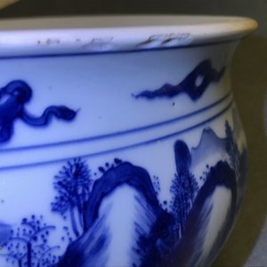 Un brûle-parfum en porcelaine de Chine bleu et blanc à décor de figures dans un paysage, Kangxi — photo 13