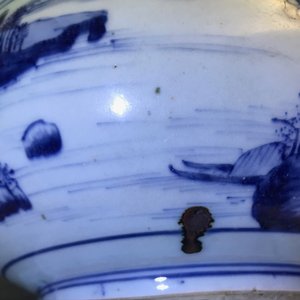 Un brûle-parfum en porcelaine de Chine bleu et blanc à décor de figures dans un paysage, Kangxi — photo 15