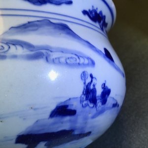 Un brûle-parfum en porcelaine de Chine bleu et blanc à décor de figures dans un paysage, Kangxi — photo 16