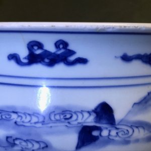 Un brûle-parfum en porcelaine de Chine bleu et blanc à décor de figures dans un paysage, Kangxi — photo 9