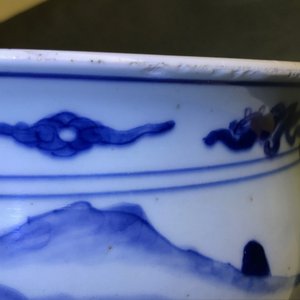 Un brûle-parfum en porcelaine de Chine bleu et blanc à décor de figures dans un paysage, Kangxi — photo 10