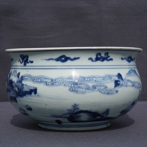 Un brûle-parfum en porcelaine de Chine bleu et blanc à décor de figures dans un paysage, Kangxi — photo 8