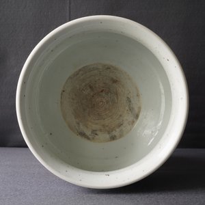 Un brûle-parfum en porcelaine de Chine bleu et blanc à décor de figures dans un paysage, Kangxi — photo 12