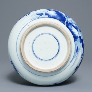 Un brûle-parfum en porcelaine de Chine bleu et blanc à décor de figures dans un paysage, Kangxi — photo 7
