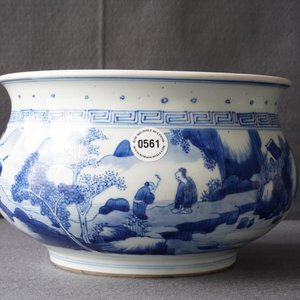 Un brûle-parfum en porcelaine de Chine bleu et blanc à décor de figures dans un paysage, Kangxi — photo 8