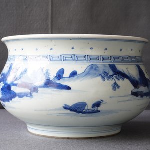 Un brûle-parfum en porcelaine de Chine bleu et blanc à décor de figures dans un paysage, Kangxi — photo 10