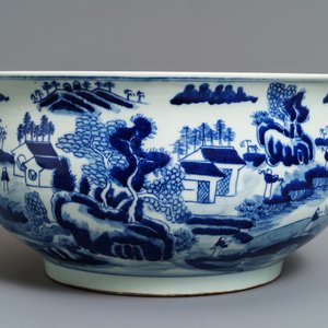 Un brûle-parfum en porcelaine de Chine bleu et blanc à décor d'un paysage, Kangxi — photo 2