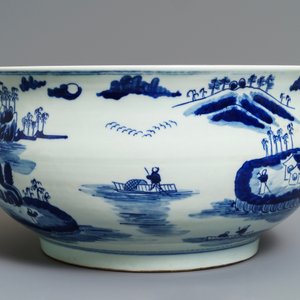 Un brûle-parfum en porcelaine de Chine bleu et blanc à décor d'un paysage, Kangxi — photo 4