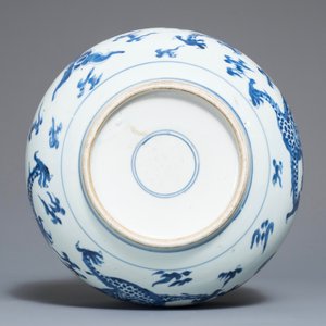Un brûle-parfum en porcelaine de Chine bleu et blanc aux dragons, Kangxi — photo 7