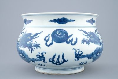 Un brûle-parfum en porcelaine de Chine bleu et blanc aux dragons, Kangxi