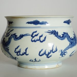 Un brûle-parfum en porcelaine de Chine bleu et blanc aux dragons, Kangxi — photo 7