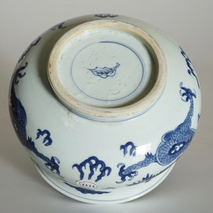Un brûle-parfum en porcelaine de Chine bleu et blanc aux dragons, Kangxi — photo 10
